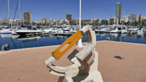 "Reloj y Calendario Solar" – komplexe Sonnenuhr im Hafen von Alicante.