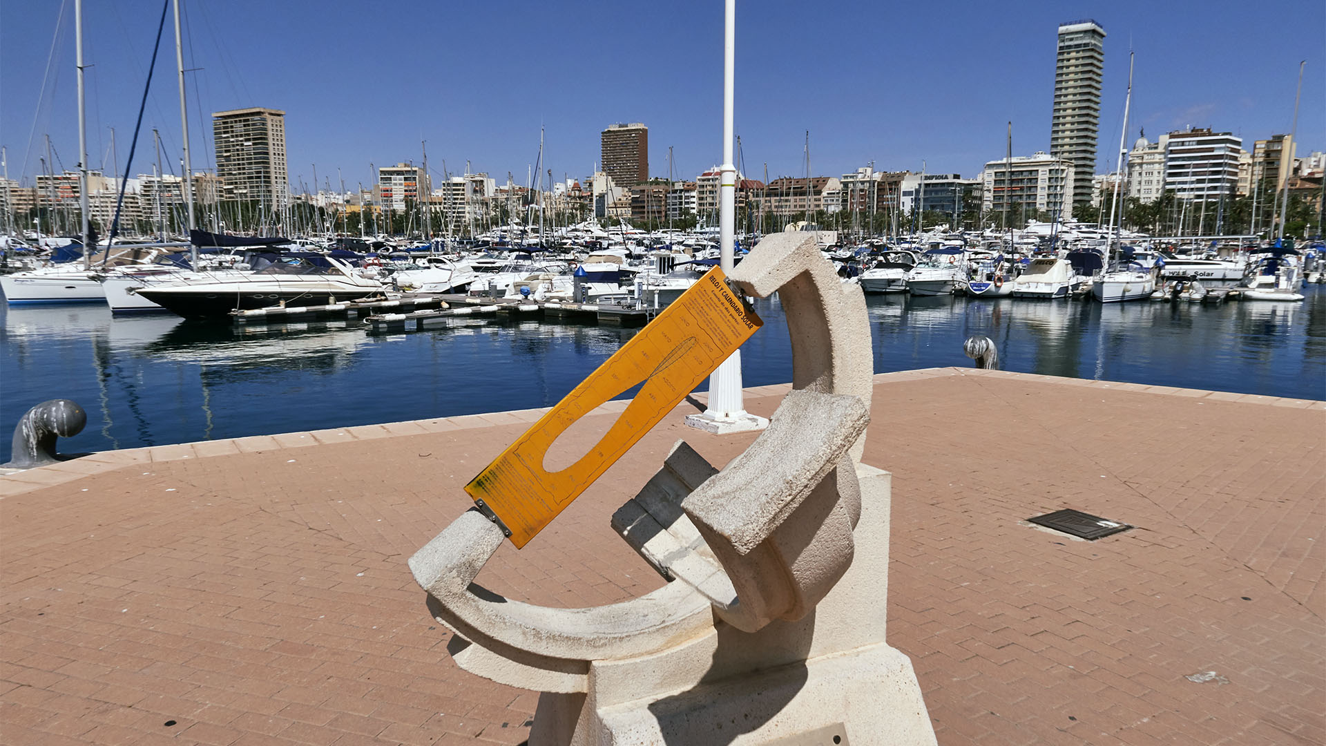 "Reloj y Calendario Solar" – komplexe Sonnenuhr im Hafen von Alicante.