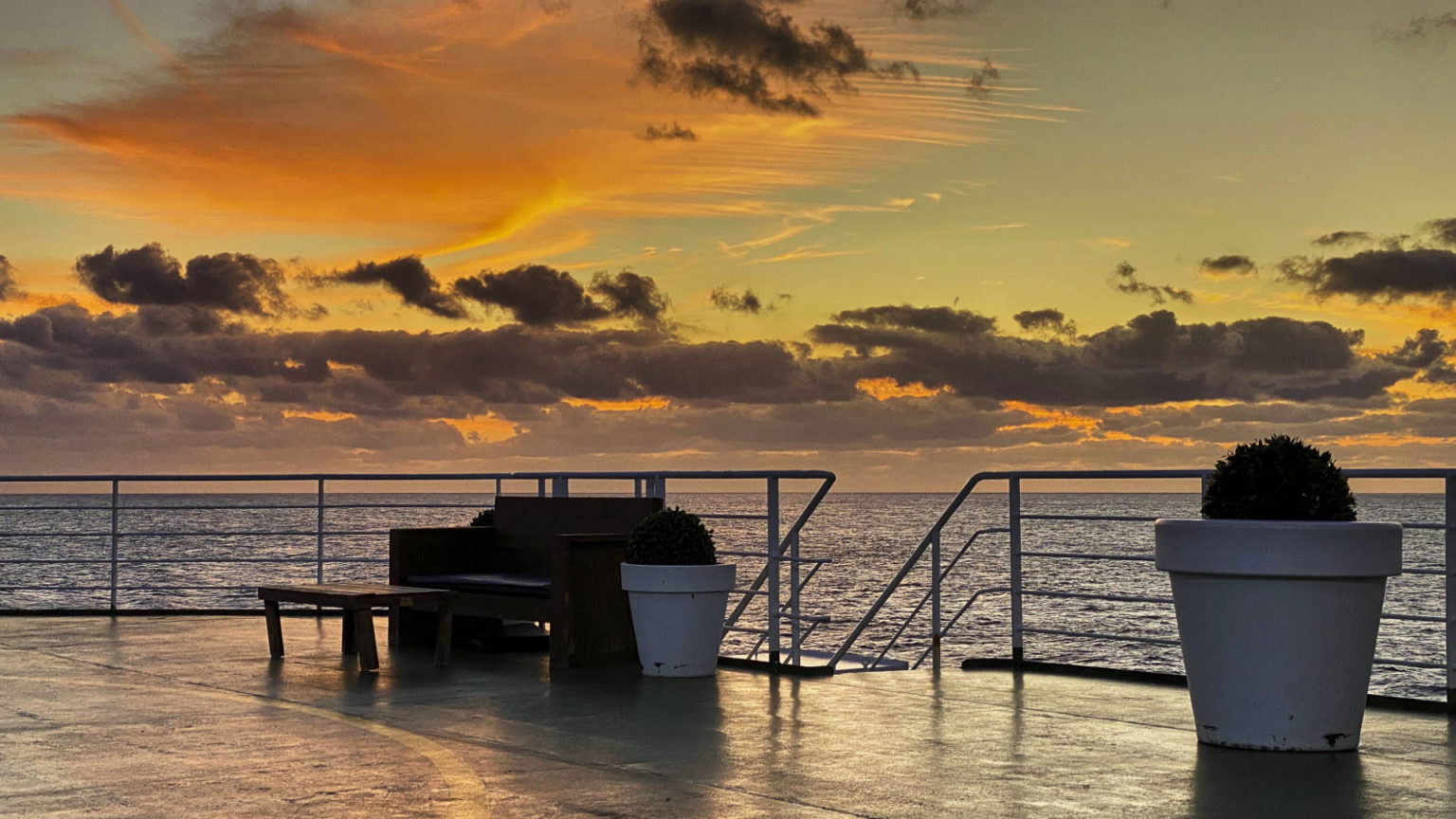 Fulminante Sonnenuntergänge auf dem Hubschrauberdeck.