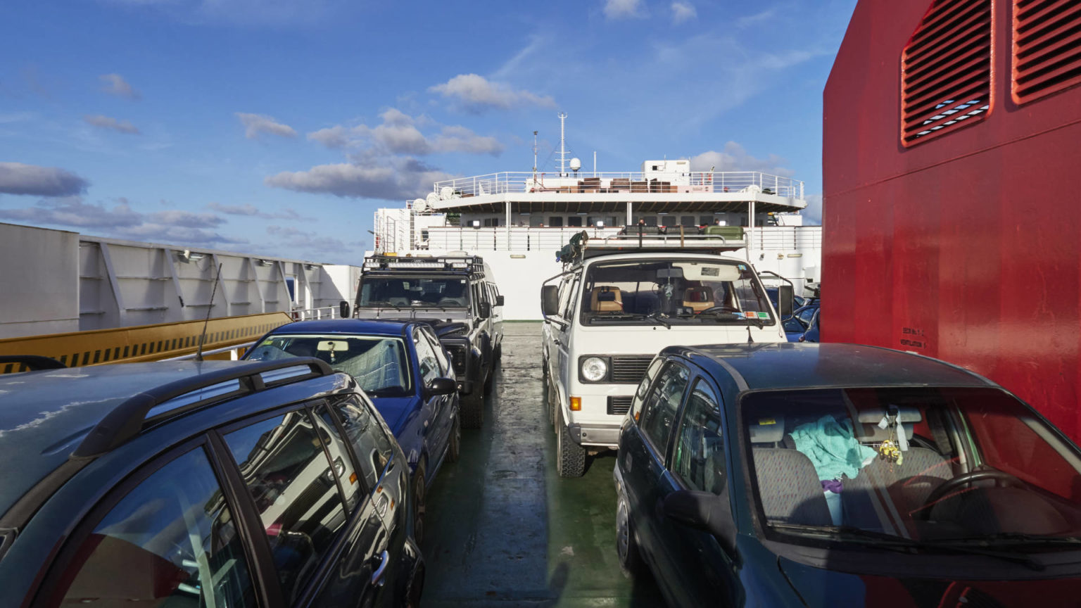 PKW am Oberdeck der Trasmediterránea Fähre nach Cádiz.