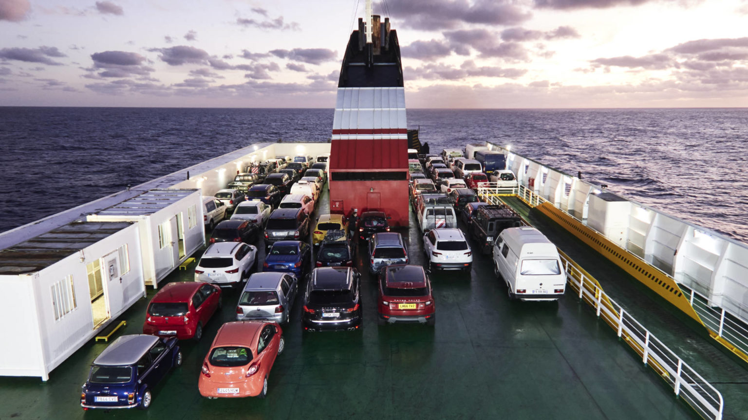 PKW am Oberdeck der Trasmediterránea Fähre nach Cádiz.