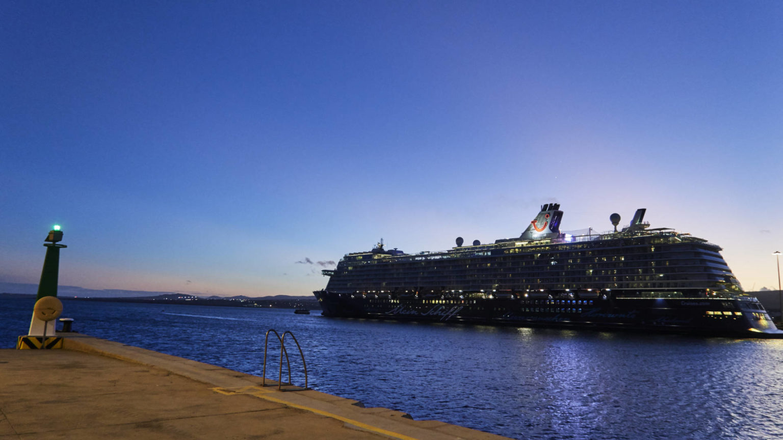 TUI Kreuzfahrtschiff im Hafen Puerto del Rosario Fuerteventura.