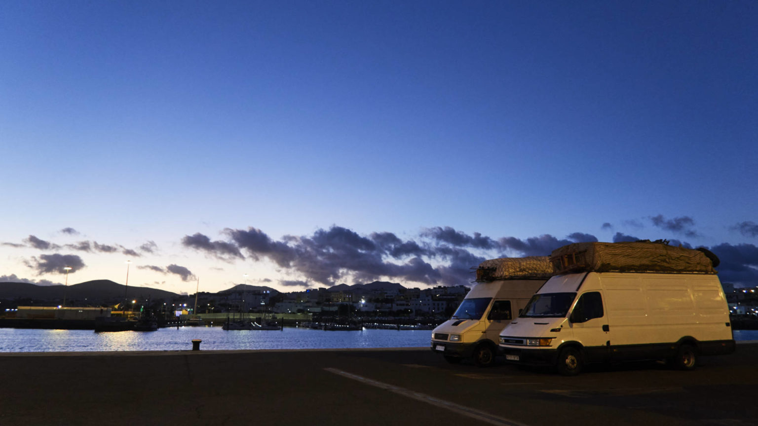 Nordafrikanische Händler am Fährterminal Puerto del Rosario Fuerteventura.