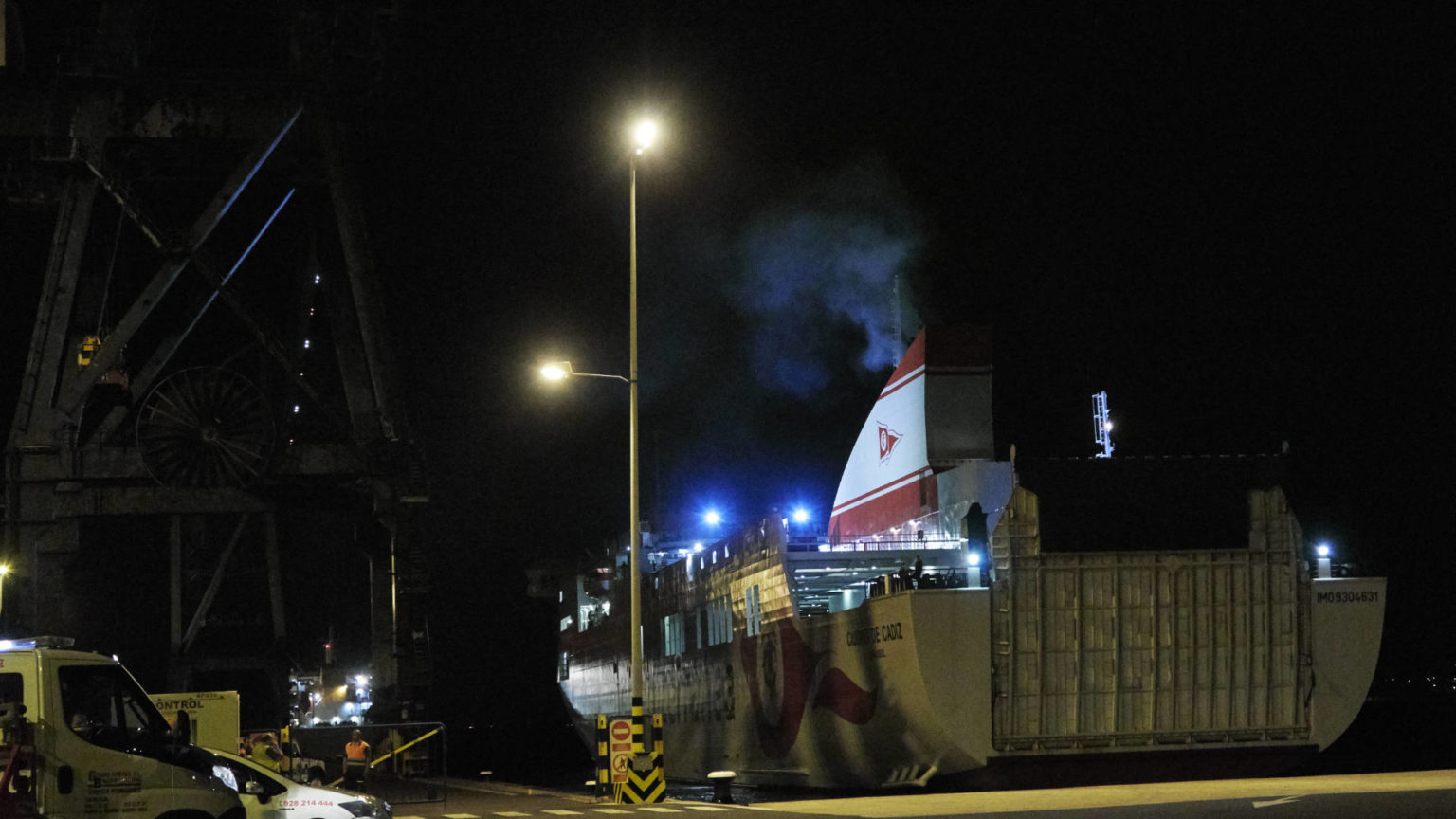 Die Trasmediterránea Autofähre legt in Puerto del Rosario Fuerteventura an.