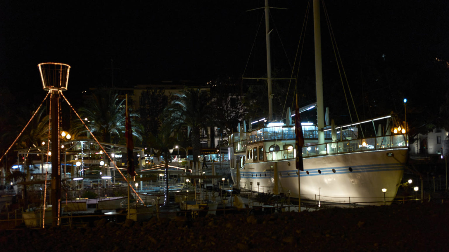 Beschauliches Nachtleben am Hafen von Funchal.