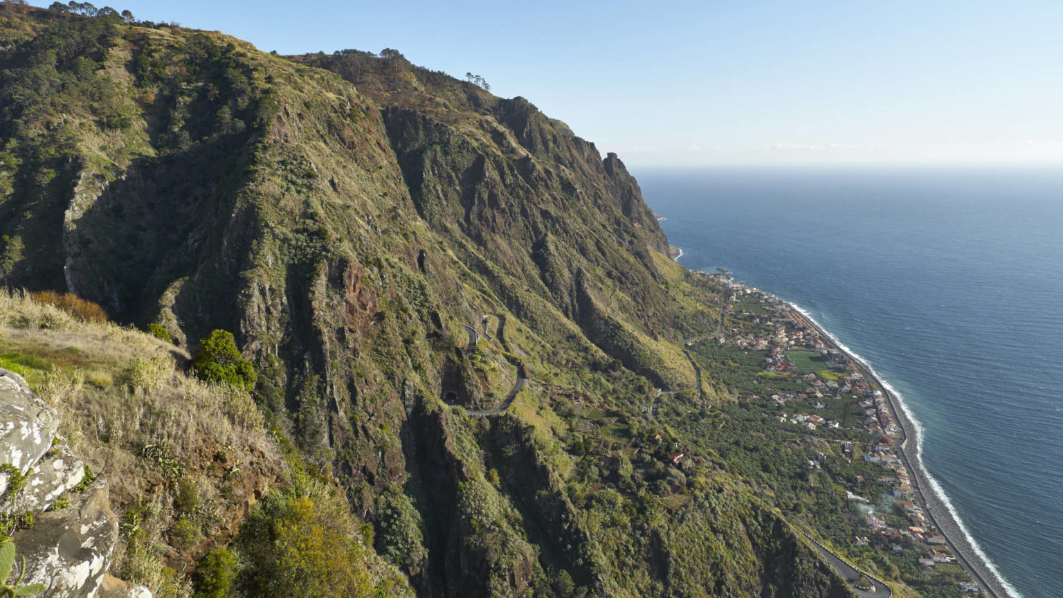 Über die ER223 nach Paul do Mar auf Madeira.