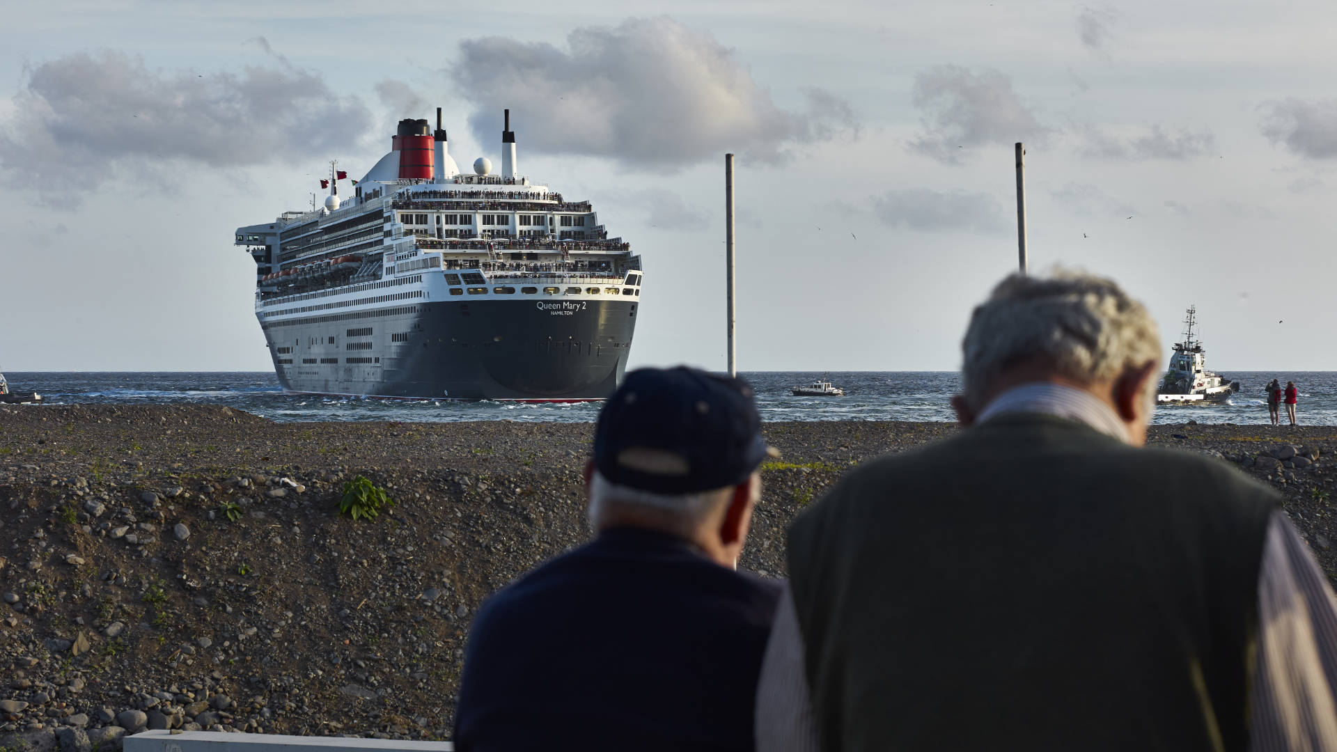Der Hafen von Funchal Madeira – die Queen Mary II läuft aus.