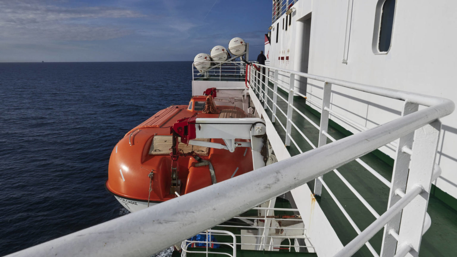 Rettungsboot und Rettungsinseln Steuerbord Mittschiffs.