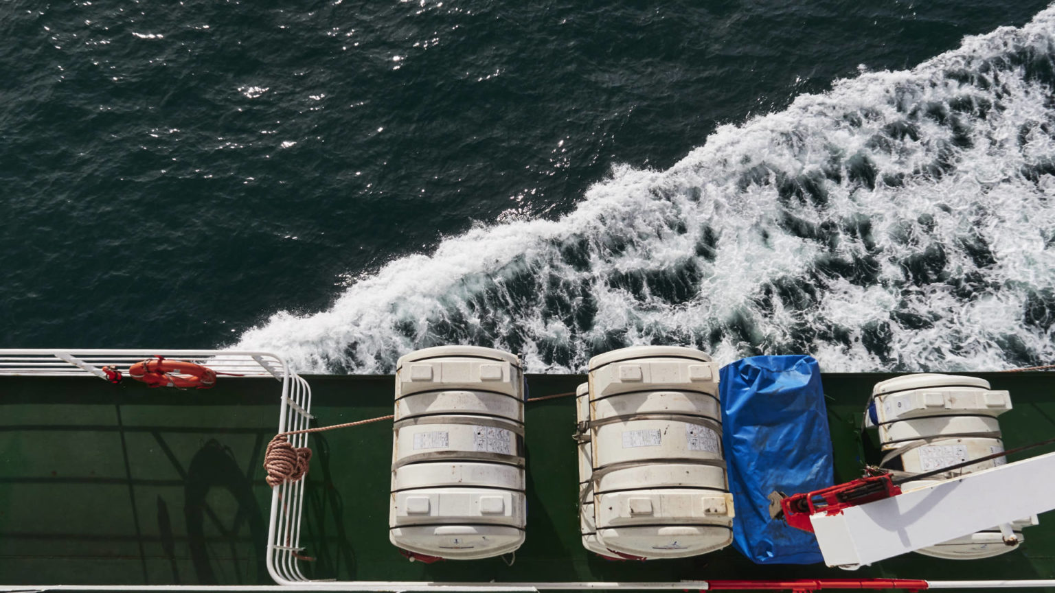 Auf Ober- und Unterdeck Rettungsinseln.