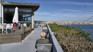 Terrasse des Boca do Vento – Cocktail Bar e Tapas mit Blick auf Lisboa.