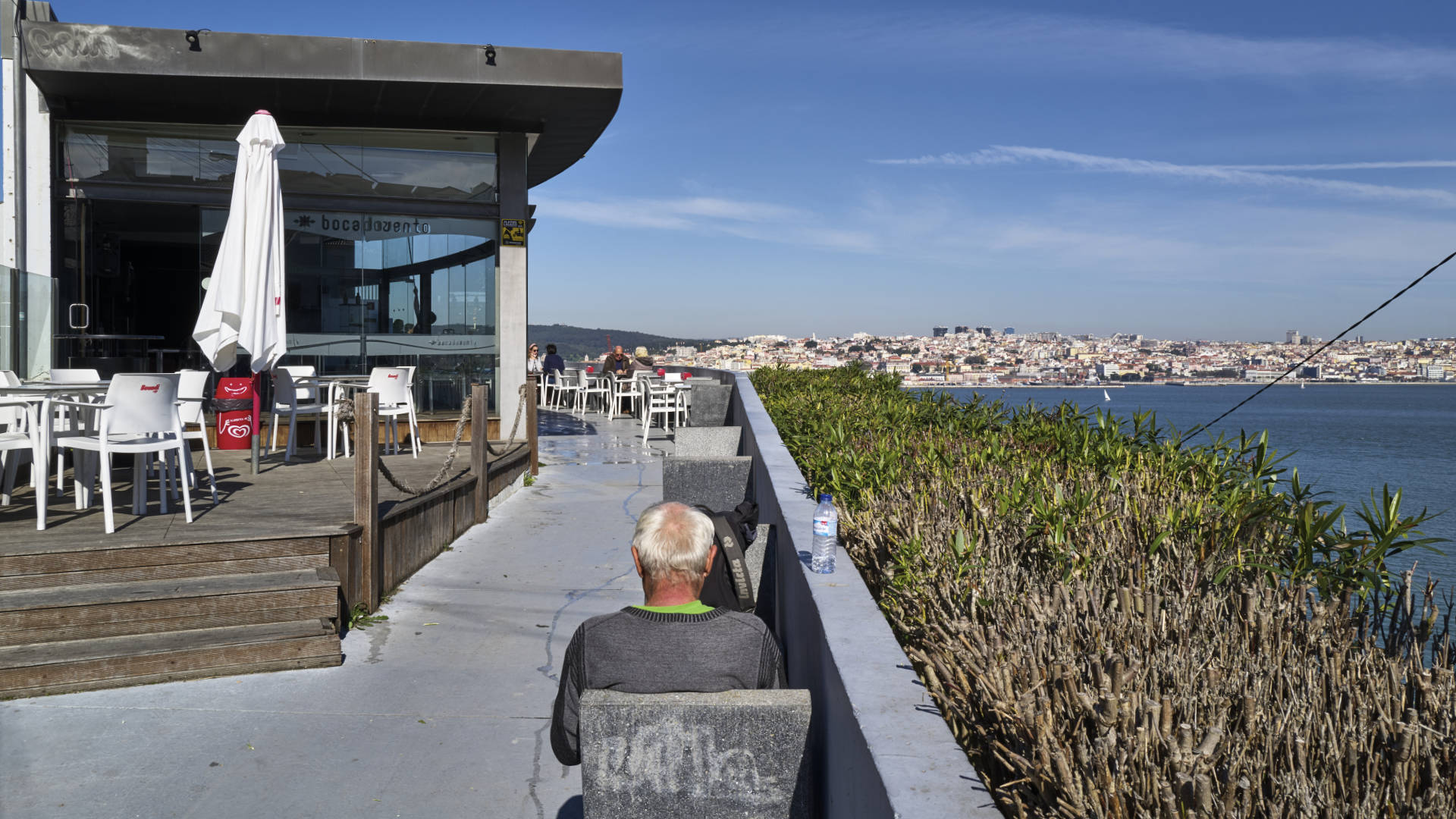 Terrasse des Boca do Vento – Cocktail Bar e Tapas mit Blick auf Lisboa.