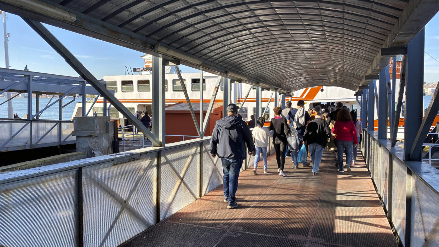 Überfahrt über den Tejo von Cais Sodré nach Almada.