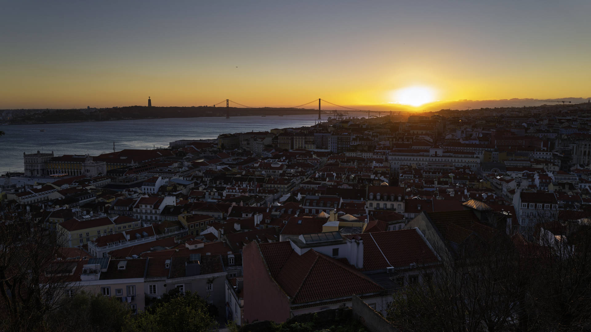 Sonnenuntergang am Castelo de São Jorge über Lissabon.