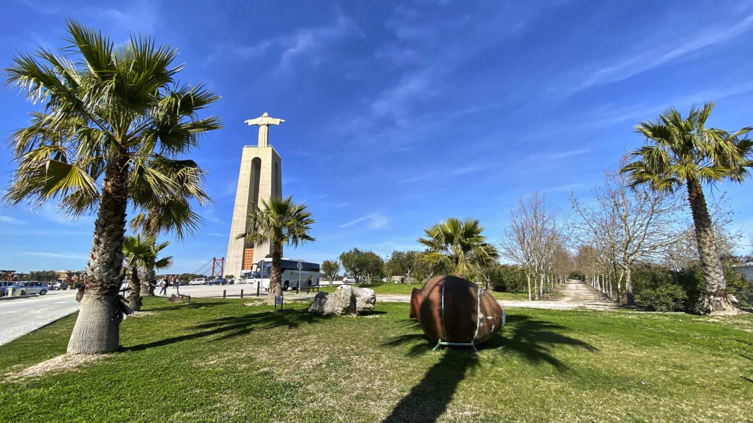 Das Santuário Nacional de Cristo Rei hoch über dem Tejo.