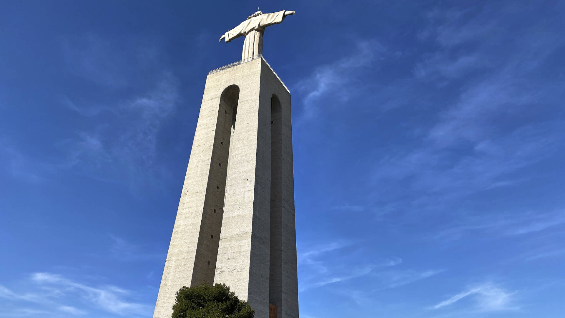 Das Santuário Nacional de Cristo Rei hoch über dem Tejo.