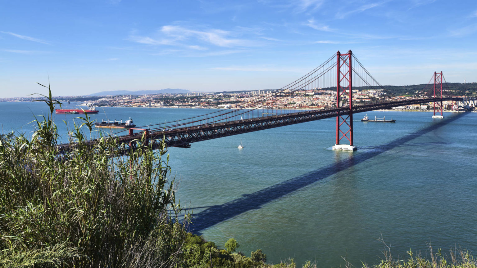 Das Santuário Nacional de Cristo Rei hoch über dem Tejo.