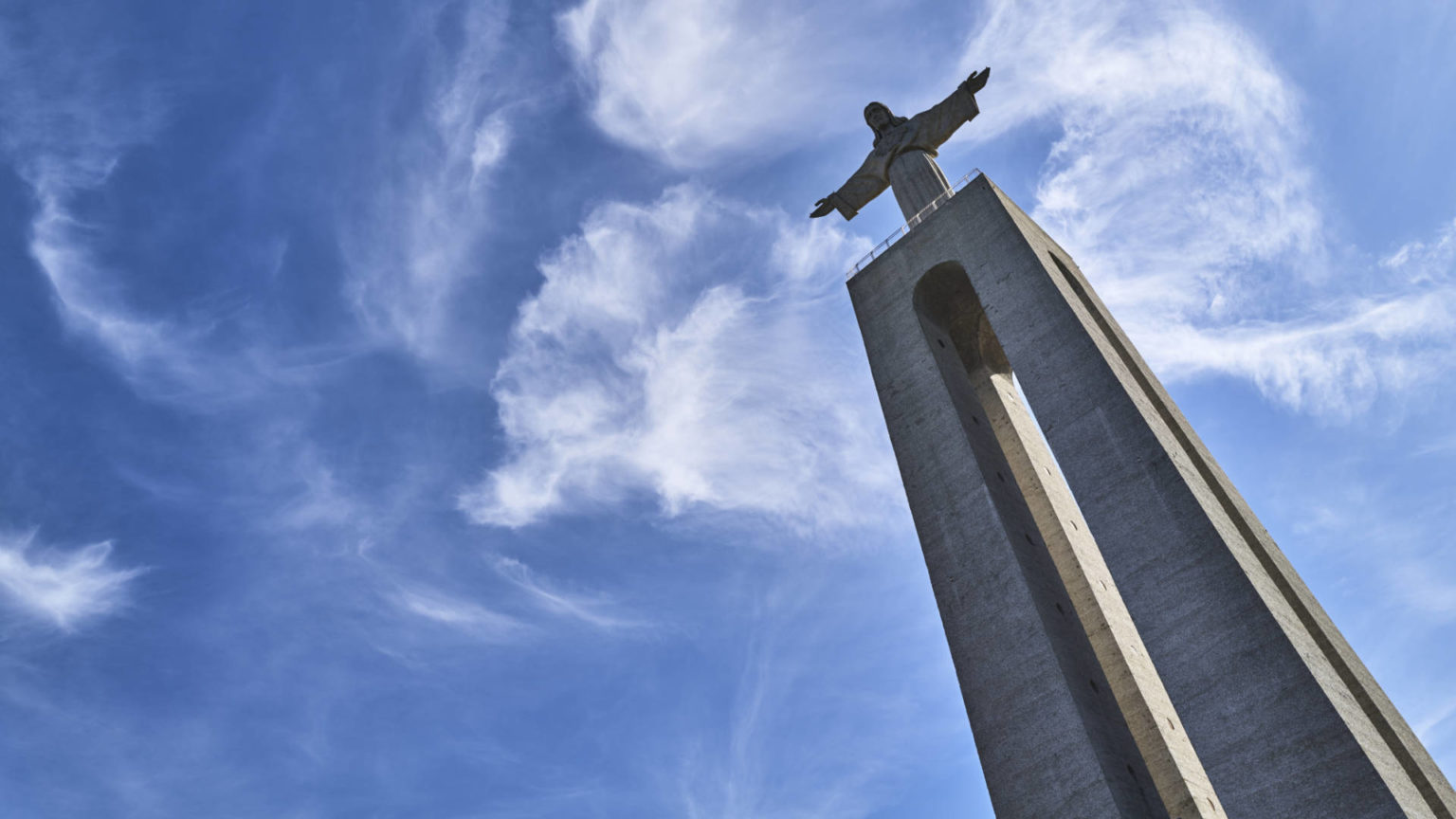 Das Santuário Nacional de Cristo Rei hoch über dem Tejo.