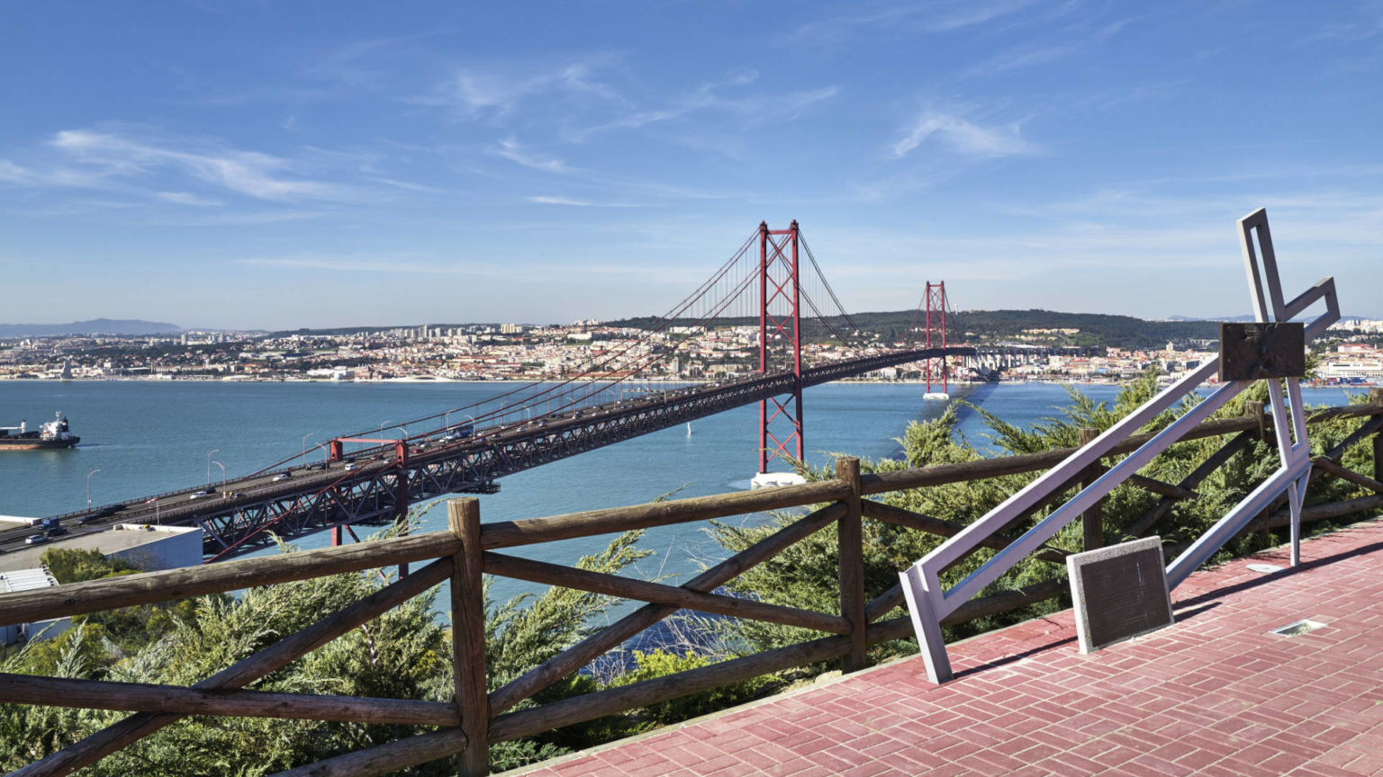 Das Santuário Nacional de Cristo Rei hoch über dem Tejo.