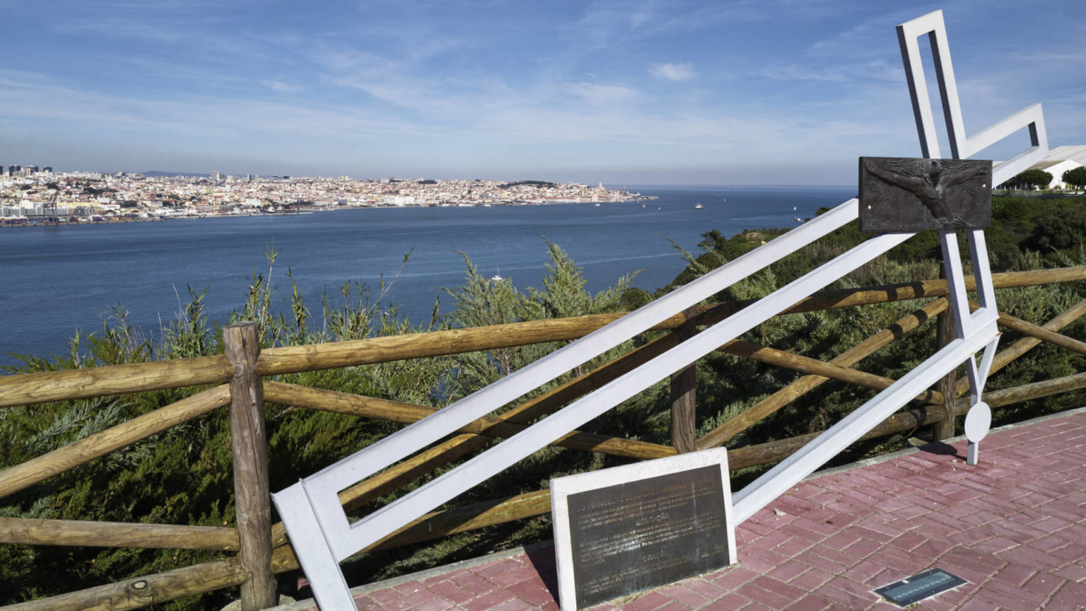 Das Santuário Nacional de Cristo Rei hoch über dem Tejo.