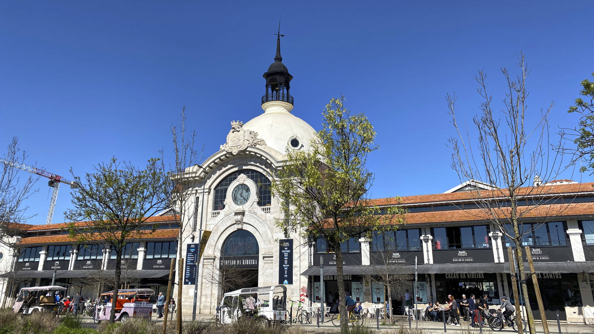 Der Mercado da Ribeira in Lissabon am Cais Sodré.