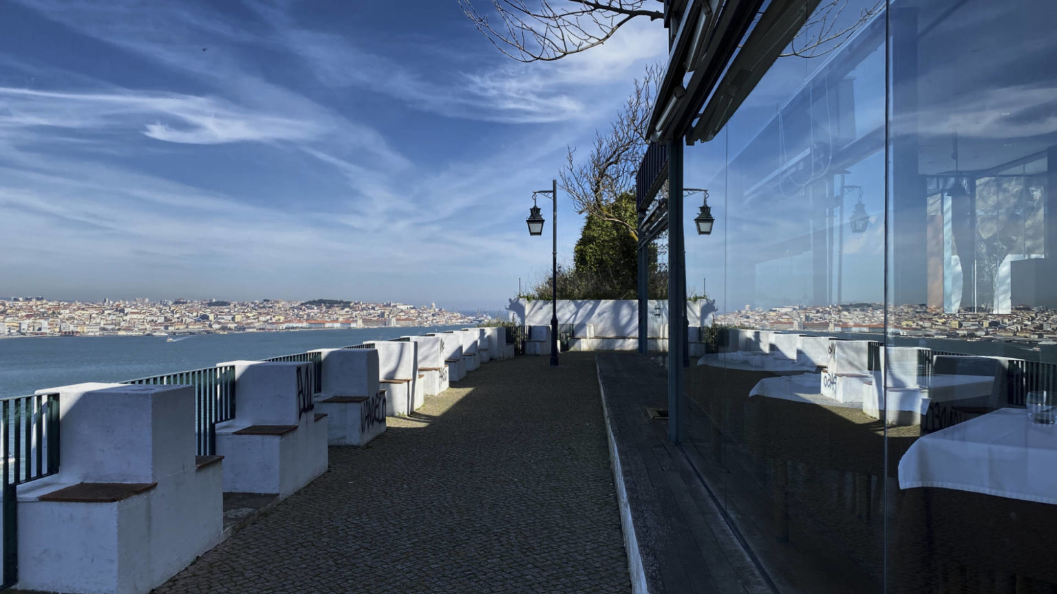 Die Feste "Muralhas do Castelo de Almada" über dem Tejo.