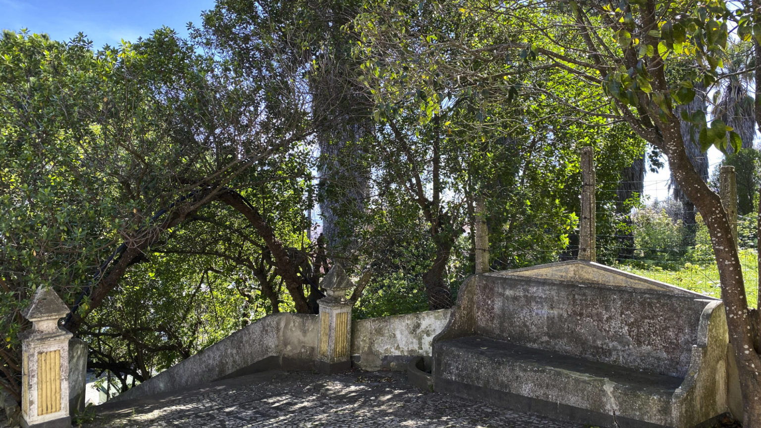 Die Feste "Muralhas do Castelo de Almada" über dem Tejo.