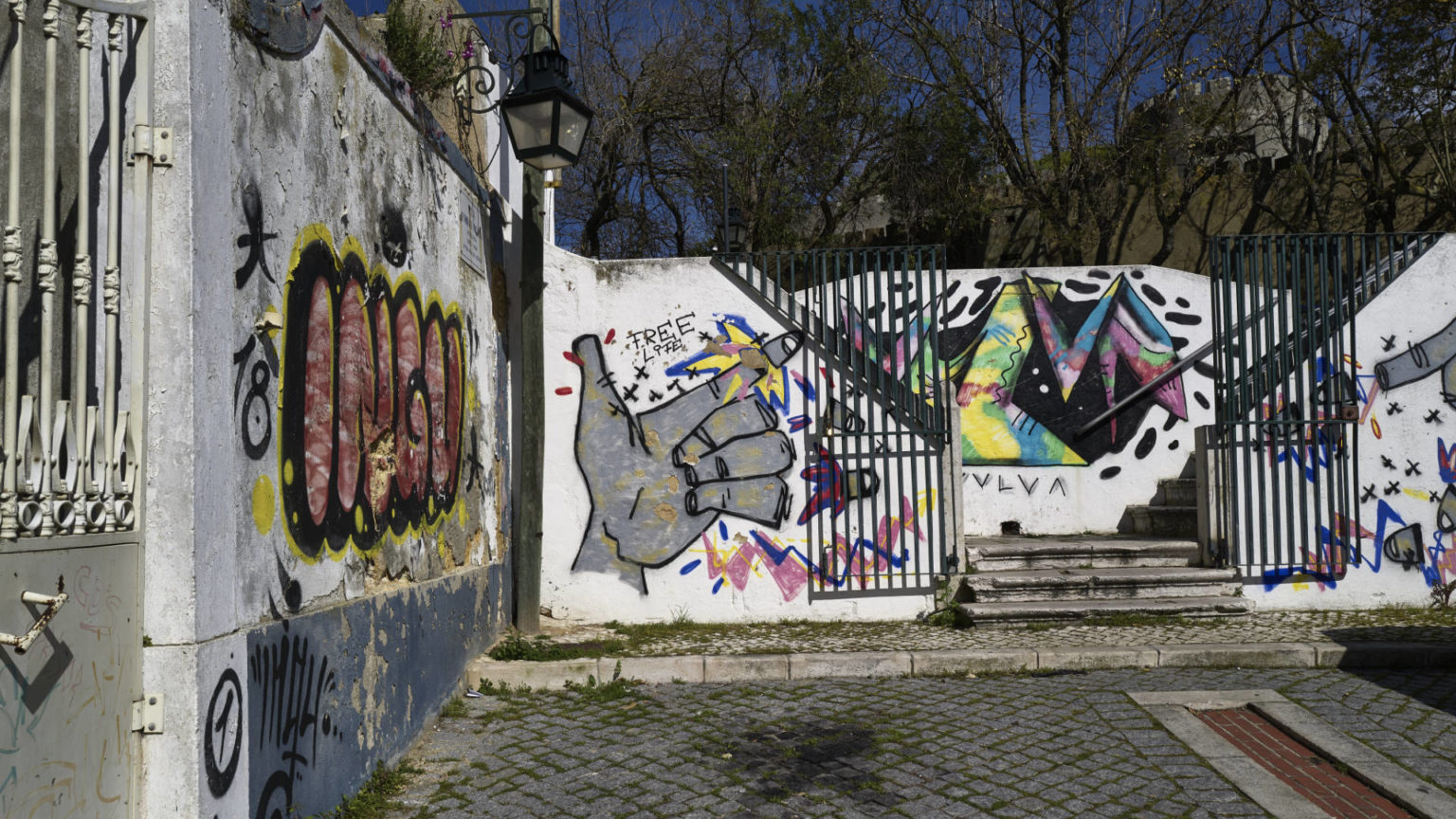 Die Feste "Muralhas do Castelo de Almada" über dem Tejo.