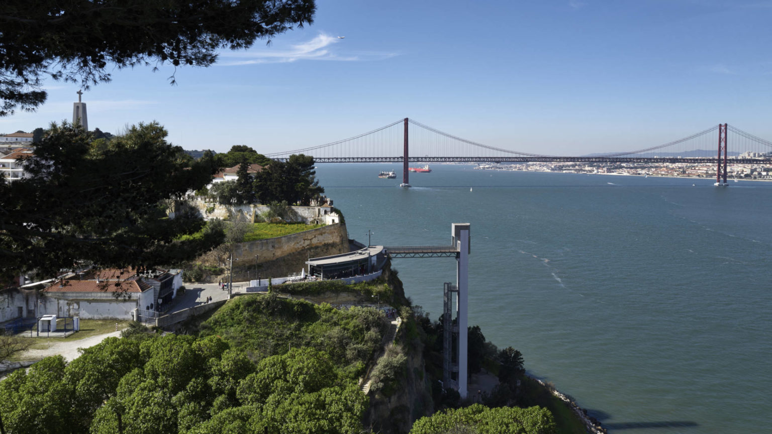 Die Feste "Muralhas do Castelo de Almada" über dem Tejo.