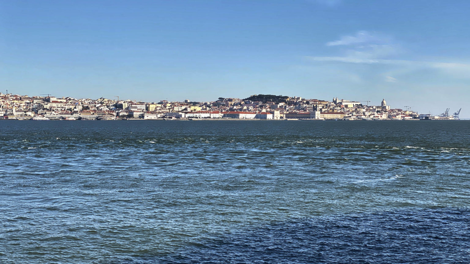 Die Piers Quinta do Arealva am Tejo Ufer in Almada.