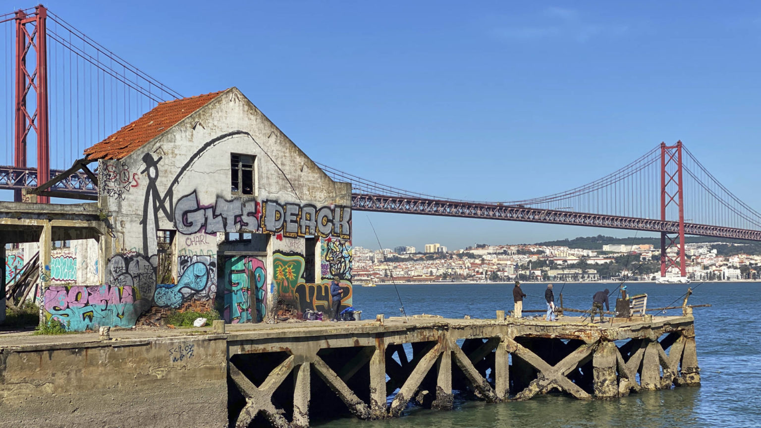 Die Piers Quinta do Arealva am Tejo Ufer in Almada.