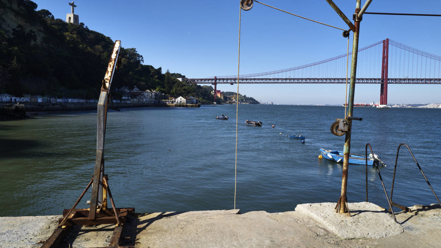 Die Piers "Quinta do Almaraz" am Tejo Ufer in Almada.