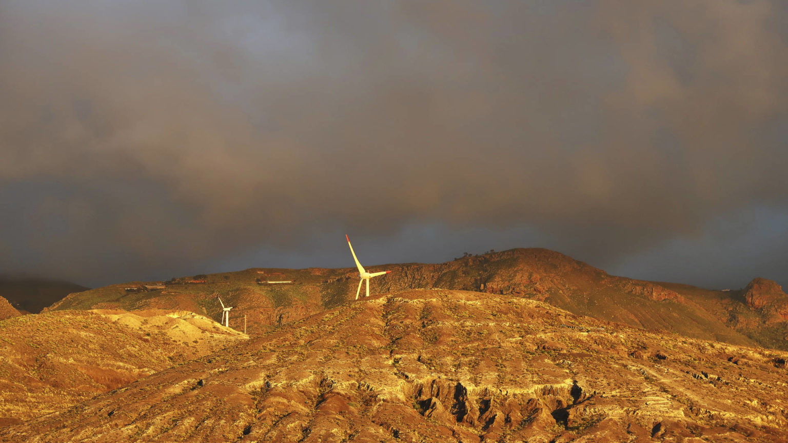 Blick über den Montaña Morisca zum Windpark.