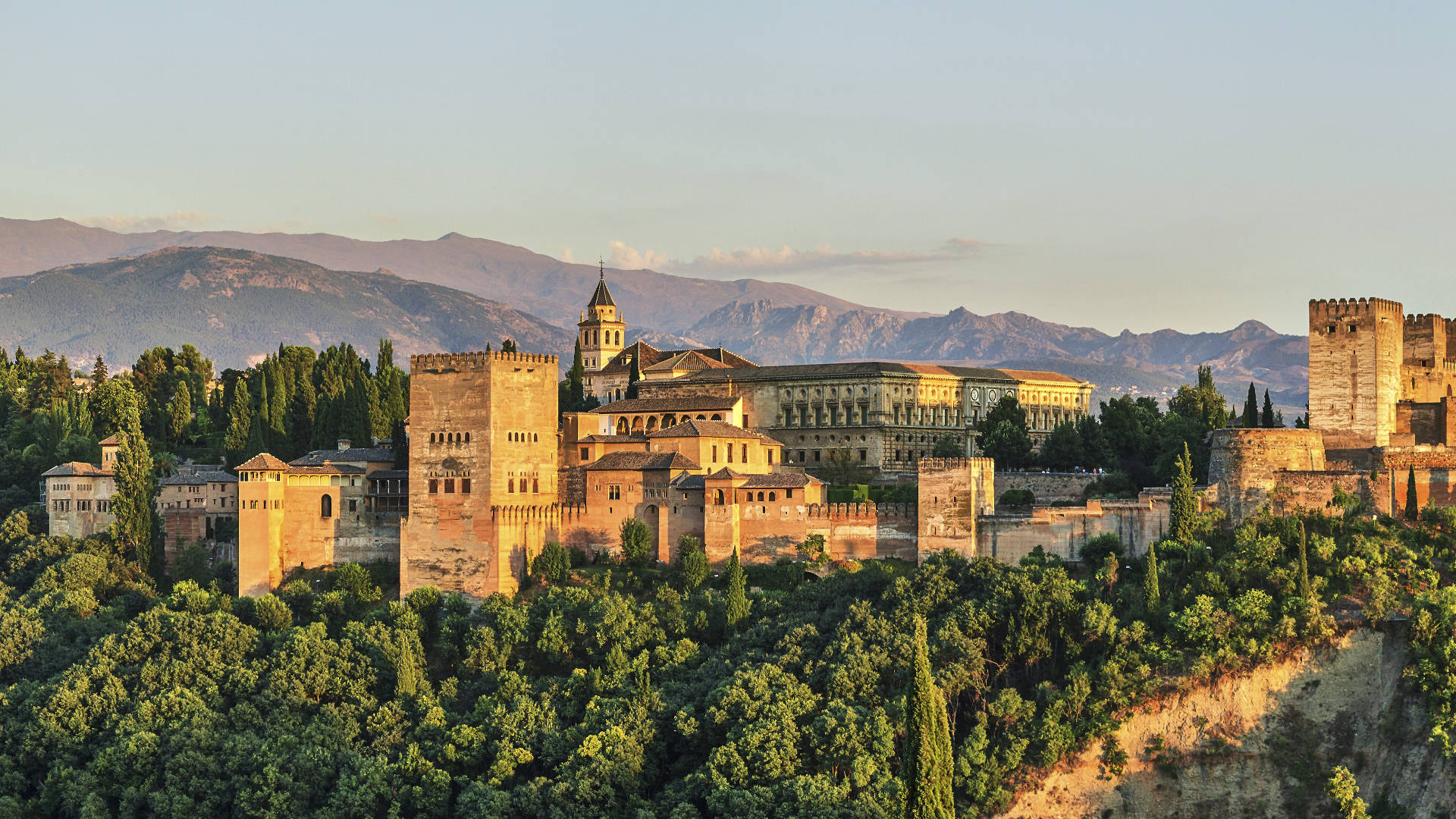 Märchenhaft: Die Alhambra über Granada am Fusse der Sierra Nevanda.