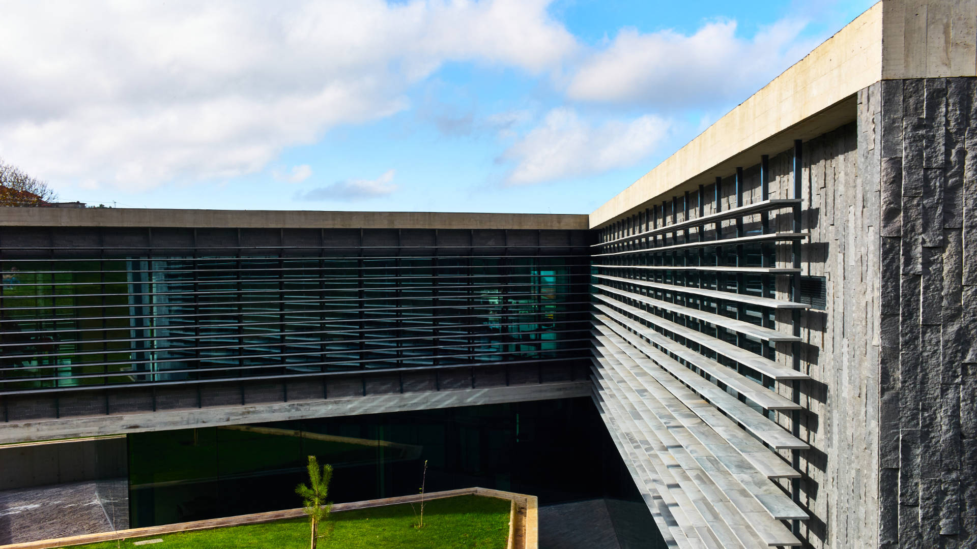 Moderne Architektur auf Madeira – Escritório tráfego.