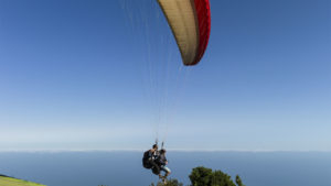 Mit dem Paraglider hinunter nach Arco da Calheta.