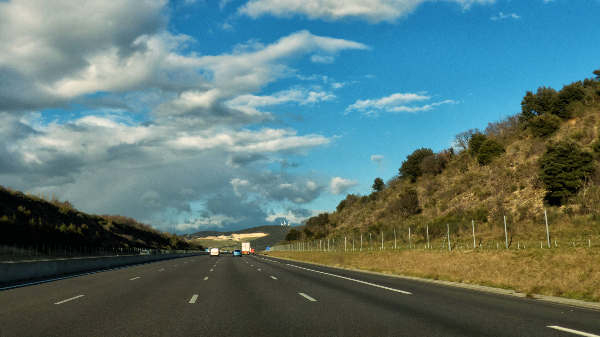 Richtung Südfrankreich – breite Autobahnen, einsam vor dem Sommer.