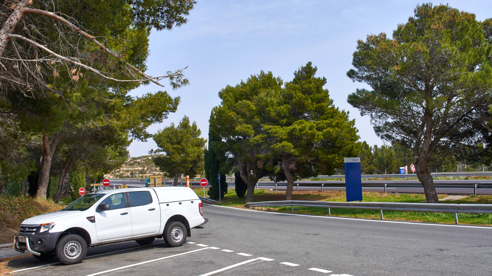Einsame Autobahn Parkplätze in Südfrankreich bevor es Sommer wird.