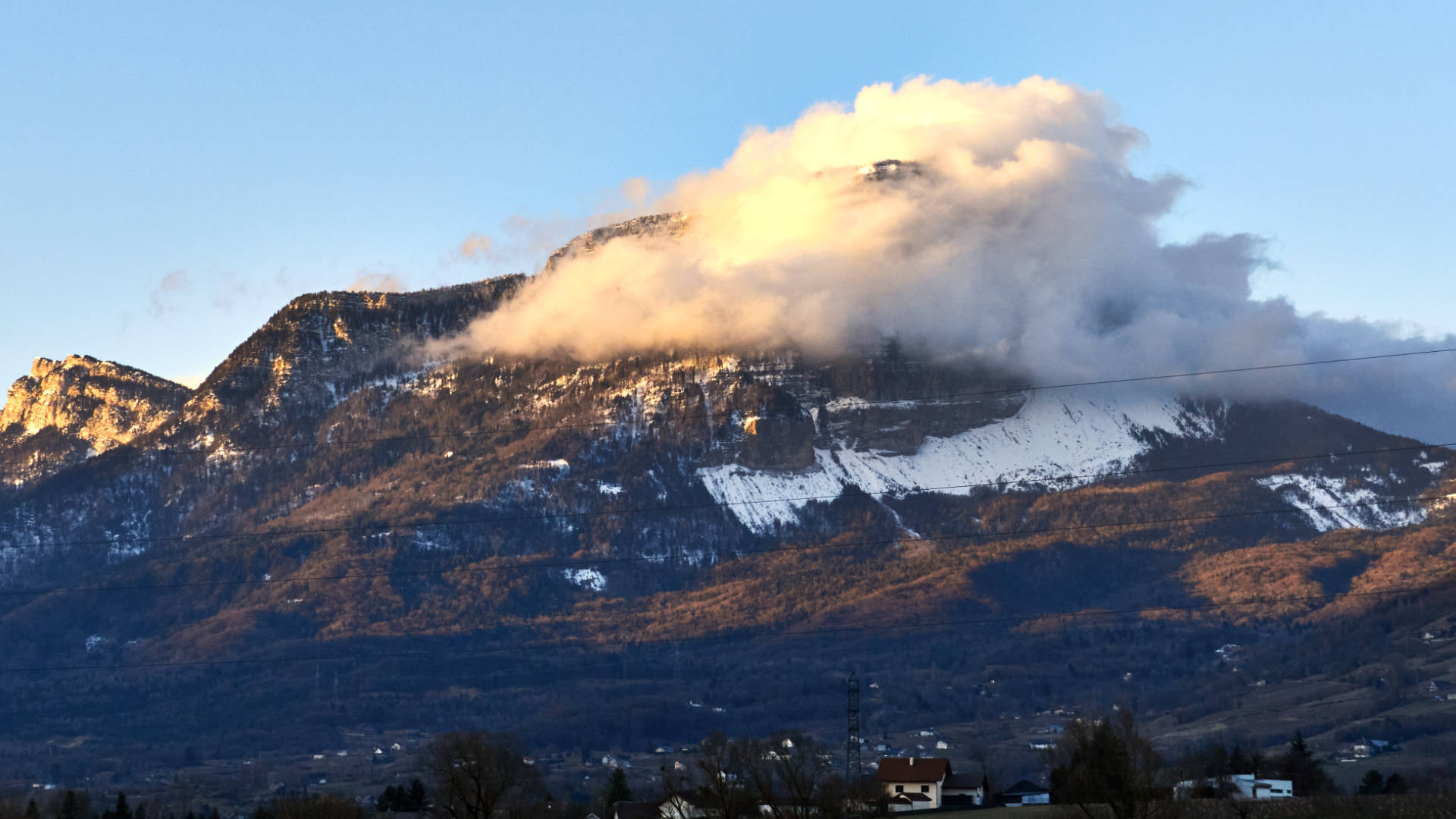 Der Mont Granier bei Grenoble wird lins liegen gelassen.