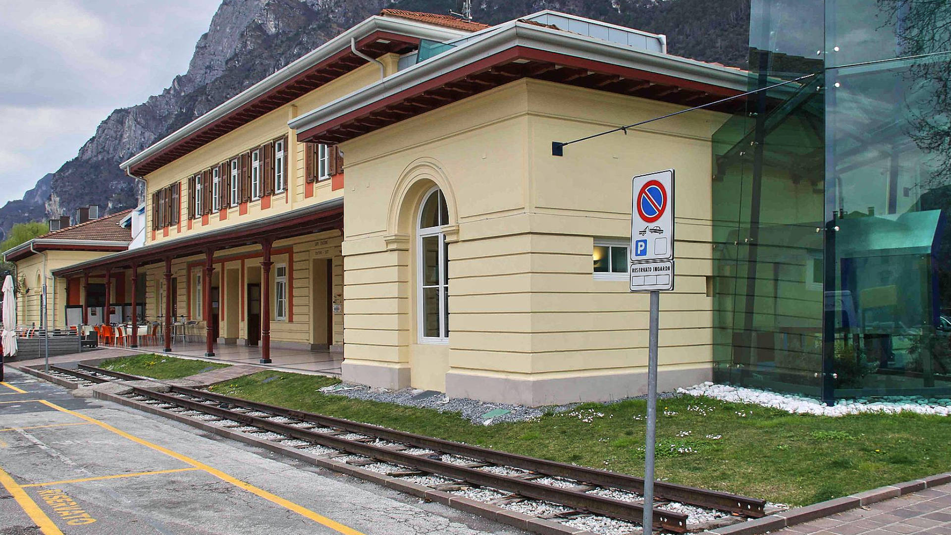 Der historische Bahnhof der K+K Schmalspurbahn Riva del Garda – Mori.