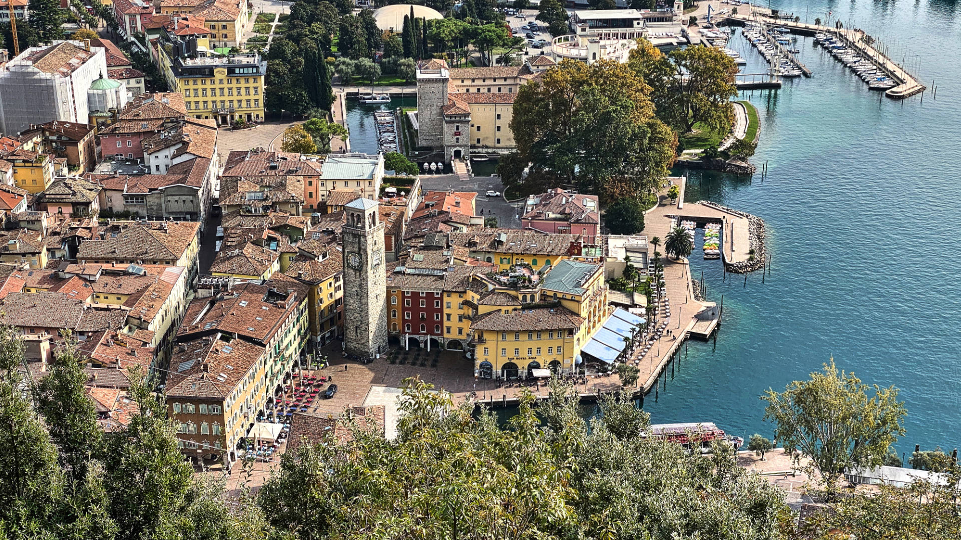 Blick von der Bastione auf Riva del Garda.