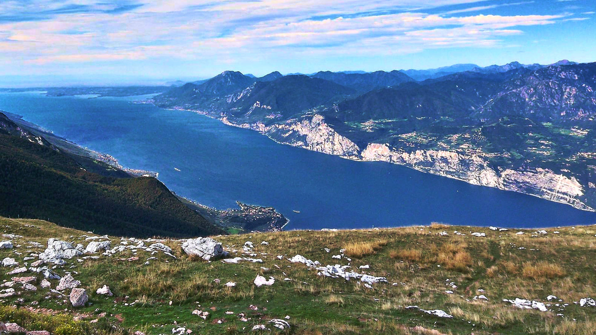 Blick vom Monte Baldo hinunter auf Val di Sogno, Malcesine.