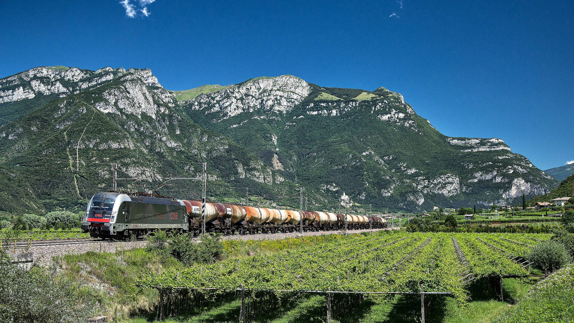 Der Hochwasser sichere Bahndamm der Ferrovia del Brennero im Etschtal.