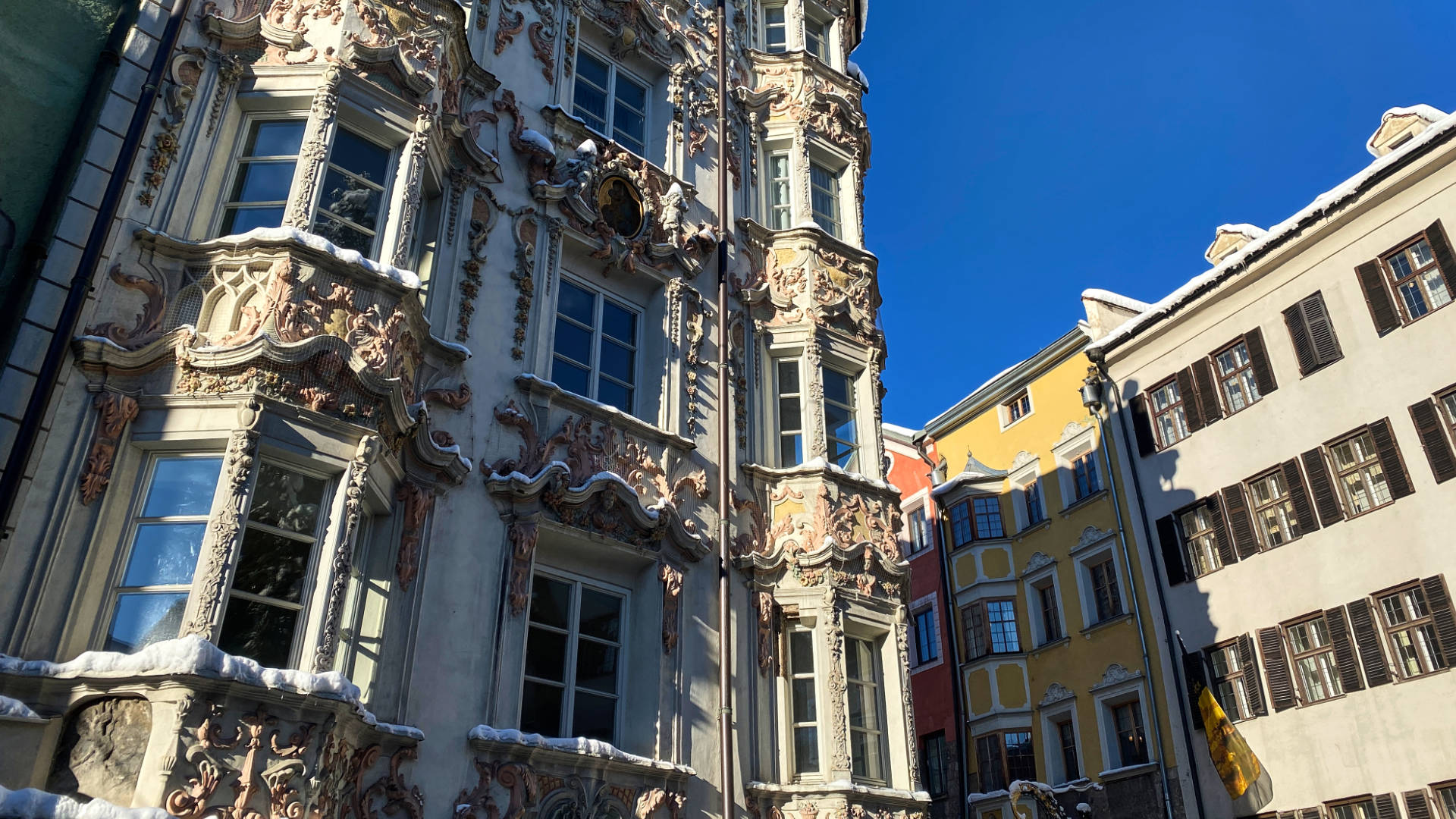 Das gotische Hölblinghaus mit barockisierter Fassade in Innsbruck.