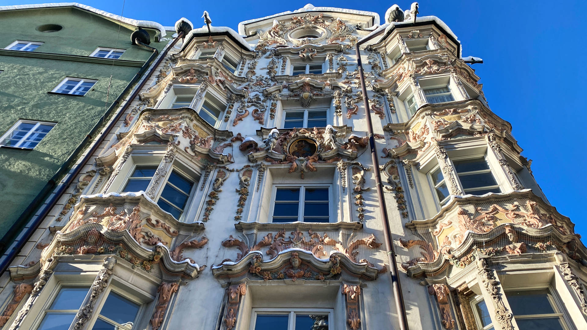 Das gotische Hölblinghaus mit barockisierter Fassade in Innsbruck.