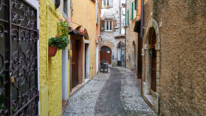 Die verschlungenen Gassen von Malcesine, Lago di Garda.