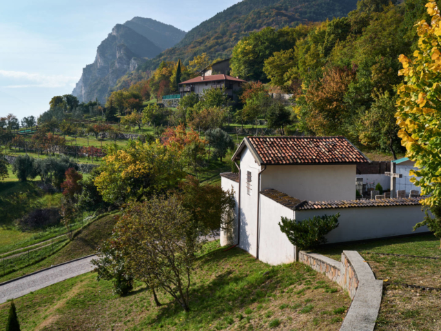 Blick von der Chiesa parrocchiale di San Giorgio in Pregasina über den Gardasee.