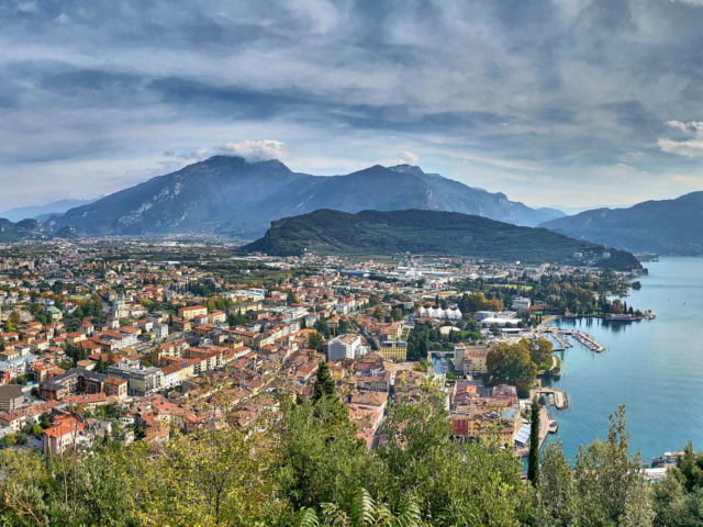 Blick von der Bastione auf Riva del Garda.