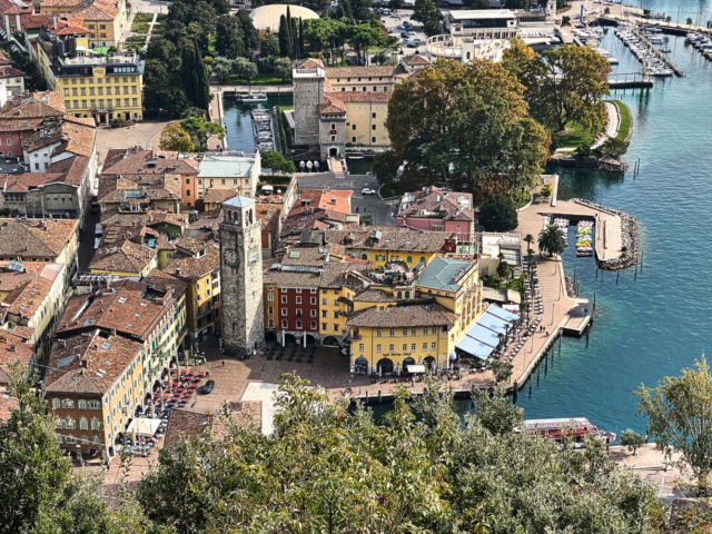 Blick von der Bastione auf Riva del Garda.