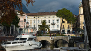 Der Hafen von Riva del Garda an der Wasserburg.