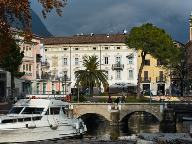 Der Hafen von Riva del Garda an der Wasserburg.